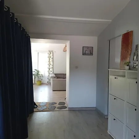 La Petite Maison De Charzais فونتيناي لو كومت